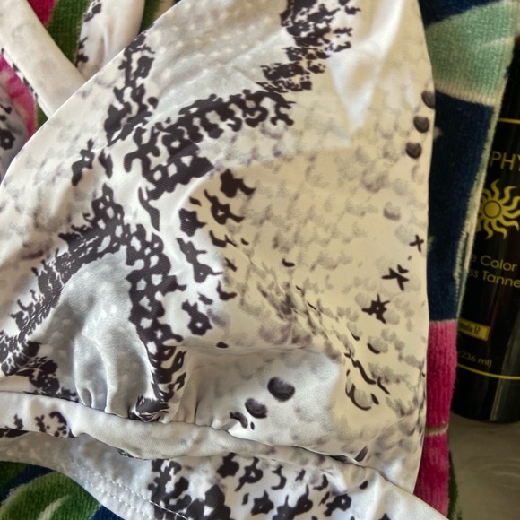 BNWT! Stunning Bikini Set! Gorgeous details! - Picture 5 of 7